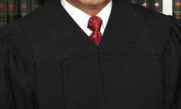 Román reside en El Bronx y todos resaltan su compromiso con el trabajo y la comunidad.