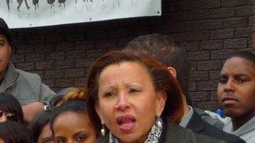 La congresista  Nydia Velázquez (izq.) se unió en los pasados días a la lucha de estudiantes y profesores de la secundaria Bushwick Community HS para evitar su cierre.