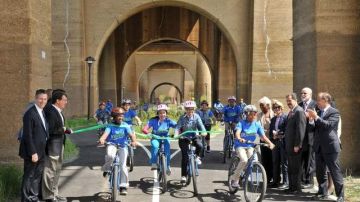 En el tour participan ciclistas de 25 países distintos, quienes cruzan cinco grandes puentes de la ciudad.