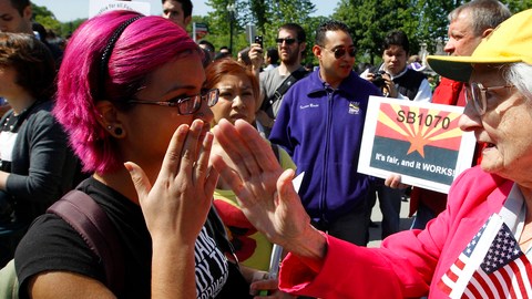 Dos mujeres, a favor (der.) y en contra de la ley, conversan durante las manifestaciones que realizaron en las afueras del Supremo.