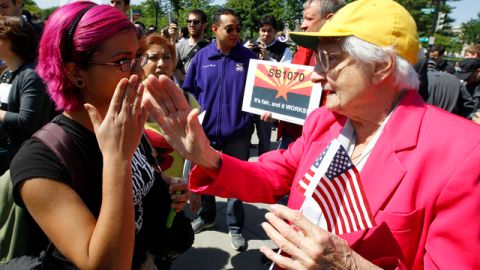 Dos mujeres, a favor (der.) y en contra de la ley, conversan durante las manifestaciones que realizaron en las afueras del Supremo.