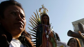 Activistas de todo el país llegaron ayer hasta la Corte Suprema para oponerse a la ley polémica ley de inmigración.
