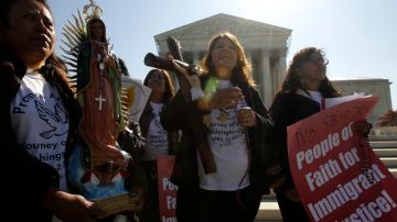 Activistas de todo el país llegaron ayer hasta la Corte Suprema para oponerse a la ley polémica ley de inmigración.