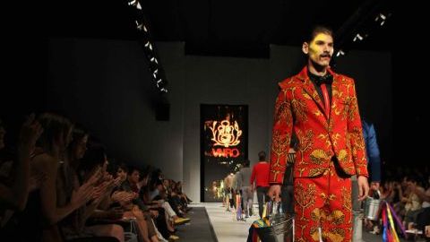 Un modelo luce una creación del diseñador peruano Edward Venero.