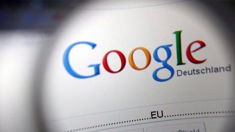 Fotografía de la página principal de Google ampliada con una lupa.