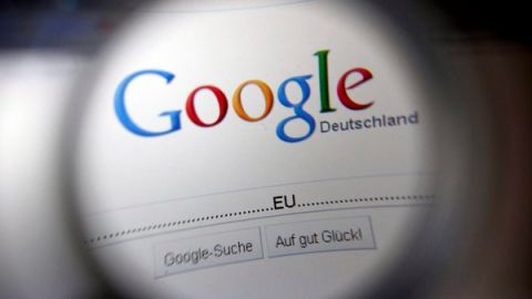 Fotografía de la página principal de Google ampliada con una lupa.