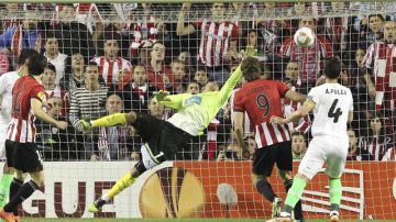 El arquero del Sporting de Lisboa,  Rui Patricio (centro), no puede evitar el gol marcado por  Markel Susaeta (izq.), del Athletic de Bilbao, que se impuso por 3-1.