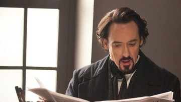 John Cusack (izq.) como Edgar Allan Poe y Samuel Hazeldine quien da vida al asistente de su editor en una escena de 'The Raven' que se estrena mañana.