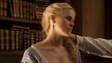 Alice Eve en el papel de Emily Hamilton y el actor John Cusack en el papel de Edgar Allan Poe, durante una escena de la película "The Raven".