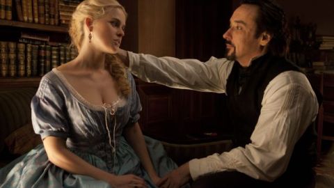 Alice Eve en el papel de Emily Hamilton y el actor John Cusack en el papel de Edgar Allan Poe, durante una escena de la película "The Raven".
