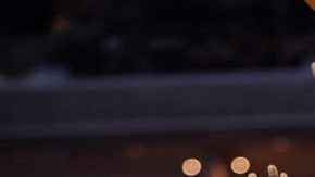 Amare Stoudemire (der.) de los Knicks trata de encestar frente a la marca de  Kemba Walker de los Bobcats.