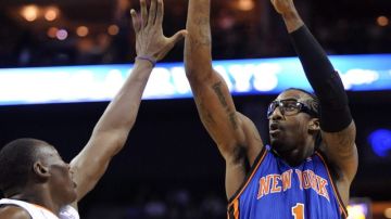 Amare Stoudemire (der.) de los Knicks trata de encestar frente a la marca de  Kemba Walker de los Bobcats.