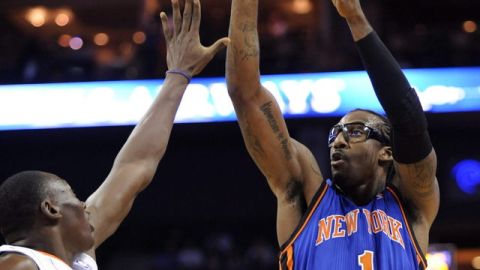 Amare Stoudemire (der.) de los Knicks trata de encestar frente a la marca de Kemba Walker de los Bobcats.