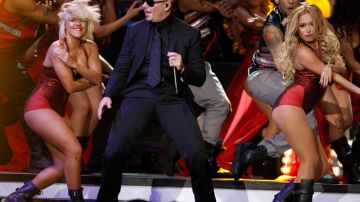 Pitbull durante su actuación de anoche en Miami.