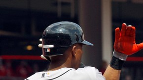 El puertorriqueño Angel Pagán (centro) recibe las felicitaciones de sus colegas.