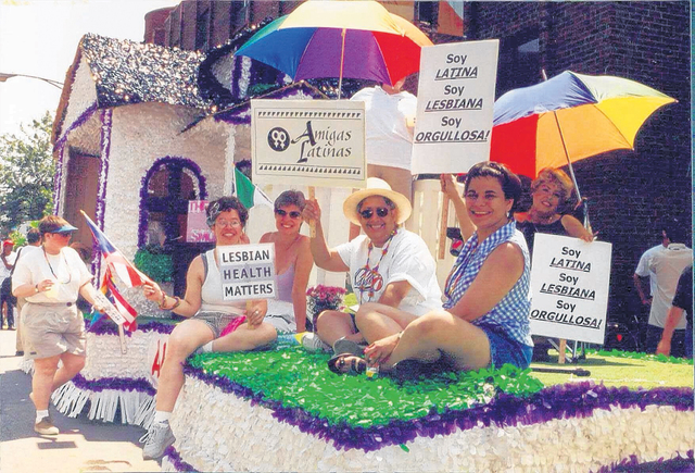 Miembros de la organización Amigas Latinas durante su participación en el desfile del 'Orgullo Gay' Parade', el año pasado en la ciudad de Chicago.