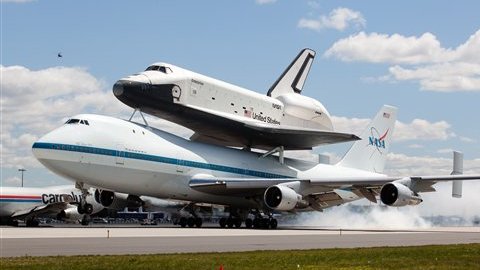 El 747 modificado de la agencia espacial estadounidense NASA, con el Enterprise sobre su lomo, llegó al JFK a las 13.25 GMT, procedente de Virginia.