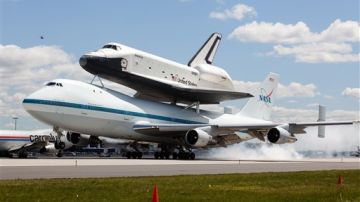 El 747 modificado de la agencia espacial estadounidense NASA, con el Enterprise sobre su lomo, llegó al JFK a las 13.25 GMT, procedente de Virginia.