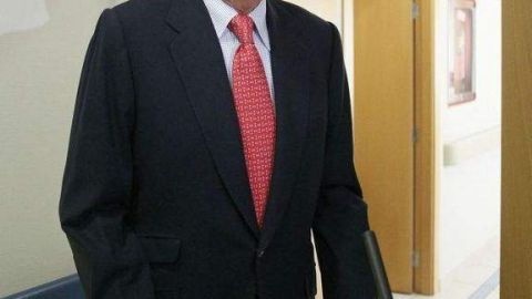 El rey Juan Carlos a su salida  de la habitación del Hospital USP San José de Madrid.