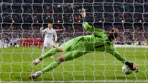 Manuel Neuer, portero del Bayern, ataja un penal de Cristiano Ronaldo (al fondo), del Real Madrid, en la semifinal de Champions el pasado miércoles, para unirse a la larga lista de jugadores cuyos nombres quedan vinculados a ese fallo.