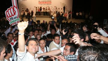 El candidato de la coalición Compromiso por México, Enrique Peña Nieto, (izquierda) durante la reunión con estudiantes universitarios en Puebla.