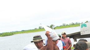 Un grupo de indígenas arriban a la ciudad de Triinidad, Bolivia, donde cientos de nativos de la Amazonía boliviana ultiman los preparativos para la marcha.