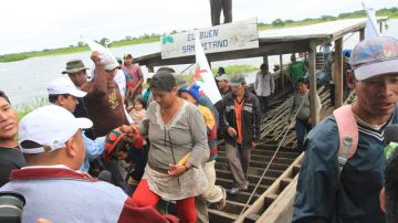 Un grupo de indígenas arriban a la ciudad de Triinidad, Bolivia, donde cientos de nativos de la Amazonía boliviana ultiman los preparativos para la marcha.