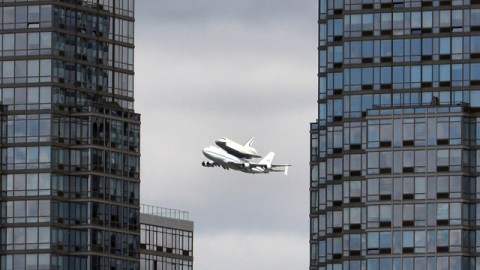 La ciudad de Nueva York dio ayer la bienvenida al transbordador espacial Enterprise, un prototipo que aunque no fue lanzado al espacio promete que será la gran atracción de lo neoyorquinos.