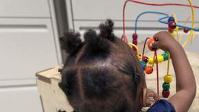 Una niña juega con su mamá en el renovado Violence Intervention Program, del Centro Médico de Los Ángeles.