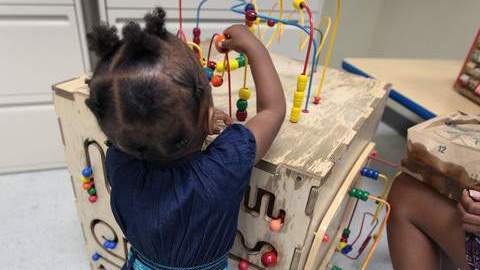 Una niña juega con su mamá en el renovado Violence Intervention Program, del Centro Médico de Los Ángeles.