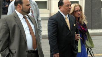 Pedro Espada Jr. (centro), junto a su esposa Connie, salen de la corte federal de Brooklyn junto a su hijo Pedro Gautier Espada.