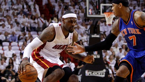 LeBron James (izq), del Heat, fue el máximo anotador para su equipo en la victoria de ayer sobre los Knicks, comandados por Carmelo Anthony (7).