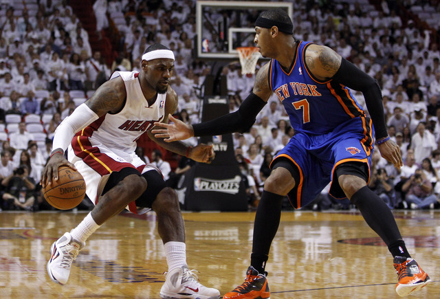 LeBron James (izq), del Heat, fue el máximo anotador para su equipo en la victoria de ayer sobre los Knicks, comandados por Carmelo Anthony (7).