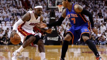 LeBron James (izq), del Heat, fue el máximo anotador para su equipo en la victoria de ayer sobre los Knicks, comandados por Carmelo Anthony (7).