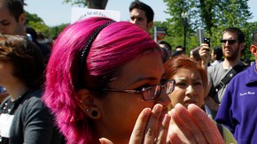 Coelis Mendoza, de Ithaca, N.Y., (izq.), opuesta a la Ley 1070 de Arizona, discute con Marietta Barbier Falzgraf de Bethesda, Md.,frente a la corte Suprema.