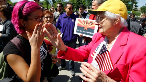 Coelis Mendoza, de Ithaca, N.Y., (izq.), opuesta a la Ley 1070 de Arizona, discute con Marietta Barbier Falzgraf de Bethesda, Md.,frente a la corte Suprema.