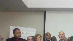 El gobernador Brown recibió el apoyo de líderes religiosos para su propuesta de aumentar impuestos a los ricos.