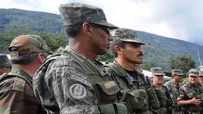 El presidente de Perú Ollanta Humala (c-i)  se reúne con con soldados y policías en la base militar de Kiteni en La Convención Cusco (Perú).