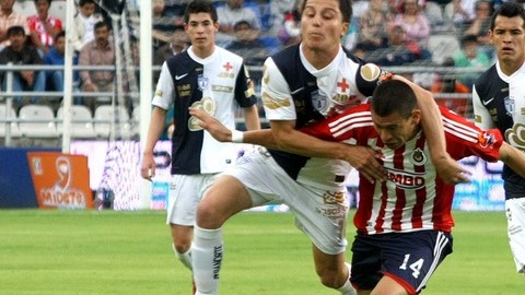 Los Tuzos de Pachuca superaron  3-1 a las Chivas de Guadalajara para meterse entre los ocho que disputarán el título del balompié mexicano.