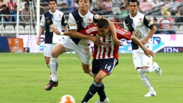 Los Tuzos de Pachuca superaron  3-1 a las Chivas de Guadalajara para meterse entre los ocho que disputarán el título del balompié mexicano.