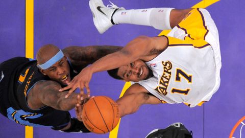 Con las cifras que logró ante Denver ayer, Andrew Bynum (17) consiguió el primer triple doble de la franquicia desde que lo lograra 'Magic' Johnson en la final de 1991.