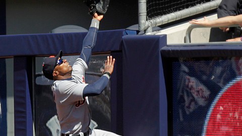 Austin Jackson trata de capturar la bola del jonrón de Granderson.