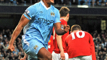 El jugador del Manchester City Vincent Kompany celebra un gol ante el Manchester United.