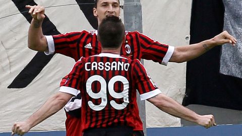 Antonio Cassano (99), que regresó después de una delicada cirugía, corre a festejar su anotación con Zlatan Ibrahimovic, autor de dos goles.