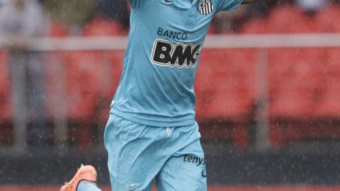 Neymar logró triplete ayer en la victoria de Santos.