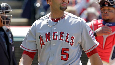 El toletero quisqueyano Albert Pujols, parece disgustado al irse ayer de 4-0 en sus turnos al bate. Su equipo, los Angelinos, cayó 4-0 ante los Indios.
