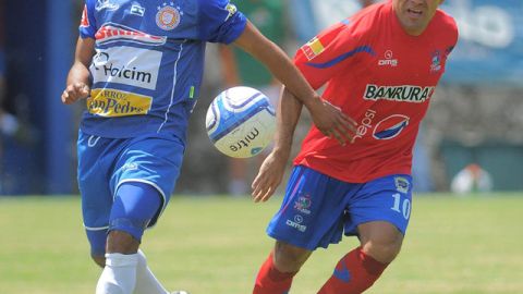 Eliseo Quintanilla (der.) es  una de las figuras del Municipal que en esta jornada logró su boleto para las semifinales en Guatemala.