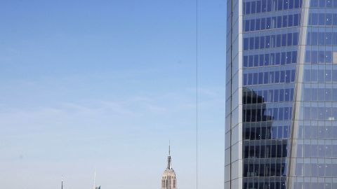 Desde la Torre de la Libertad, en primer plano, se observa al fondo el Empire State Building.