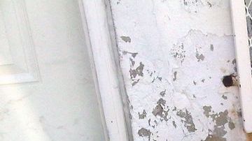 En  la residencia de la familia se colocaron flores y fotos de los menores fallecidos.