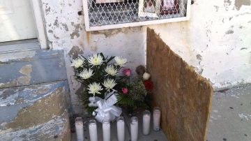 En  la residencia de la familia se colocaron flores y fotos de los menores fallecidos.
